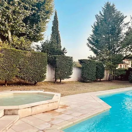 Dans Tres Belle Bastide 18eme Siecle Aix-en-Provence